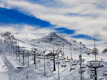 Etwa 20 Kilometer s&uuml;d&ouml;stlich von Cuneo liegt die Gemeinde Frabosa Sottana. Sie ist ein bedeutendes Ziel f&uuml;r Wintersportfans und beherbergt die Skigebiete Prato Nevoso (im Bild) und Artesina, die Teil des Mondol&egrave;-Skigebiets sind.&nbsp;