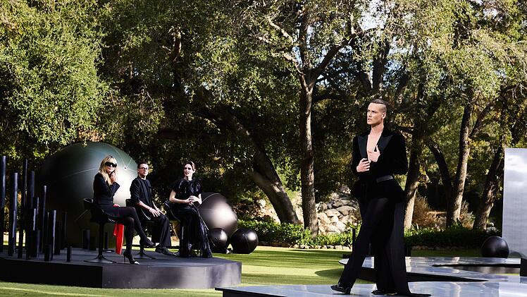 Louis &uuml;berzeugt alle. Backstage n&auml;hert er sich Antonia immer mehr an.