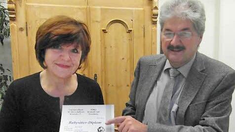 Sie freuen sich auf ihr erstes Enkelkind und sind nun bestens vorbereitet: Margitte und Karl Weiß mit ihrem Babysitter-Diplom. Foto: Schadeck