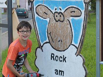 Die Reklameschilder sind angebracht, die Besucher können kommen. Foto: Reith
