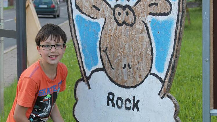 Die Reklameschilder sind angebracht, die Besucher können kommen. Foto: Reith