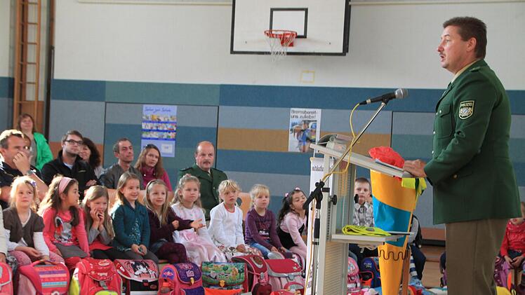 Übergabe der Sicherheitsdreiecke zum Schulanfang 2014 in Münnerstadt. Fotos: Paul Ziegler/Heike Beudert