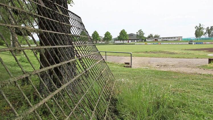 Trist sieht es für die Sportler des Turnvereins Haßfurt aus. Denn die Gebäude auf dem Gelände am Eichelsee (Bild) sind marode; die Vereinsführung sieht in einer Sanierung letztlich nur Flickwerk und wünscht sich nach wie vor einen Neubau auf ihrem Vereinsgelände. Der Vereinsbetrieb zersplittert sich inzwischen auf Sportstätten im ganzen Stadtgebiet, und es dürfte wohl noch schlimmer werden. Foto: Andreas Lösch