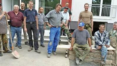 Eine tatkräftige Stralsbacher Männertruppe vor ihrem Projekt ... Jetzt ist es geschafft.