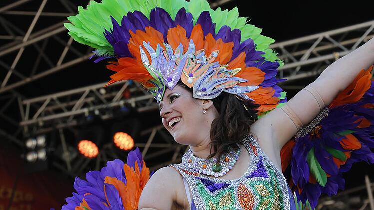 Farbenpr&auml;chtig und stimmungsvoll: Impressionen vom Coburger Samba-Festival.Foto: Matthias Hoch