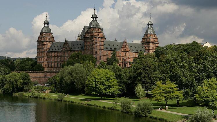 Blick auf das Schloss Johannisburg und den Main in Aschaffenburg Foto: Daniel Karmann/dpa