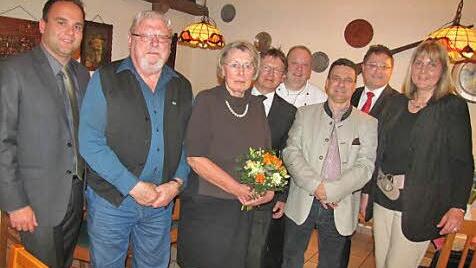 Der CSU-Ortsverband ehrte. Unser Bild zeigt v. l. stellv. Vorsitzenden Jens Pussert, Dieter Schreiner, Helga Cestone, Vorsitzenden Mathias Zimmer, Axel Fink, Andreas Kuschbert, stellv. Vorsitzenden Matthias Ultsch und CSU-Kreisvorsitzende Birgit Weber.  Foto: Martin Koch