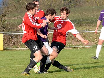 Der FC Pommersfelden (hier wird Spielertrainer Roland Kleebauer von drei Mühlhausenern umzingelt) wird wohl auch in dieser Saison einer der Gejagten sein. In der vergangenen Spielzeit verpasste das Team von Trainer Roland den Aufsteig in der A-Klasse Bamberg 1 nur knapp.  Foto: Picturedreams/Archiv