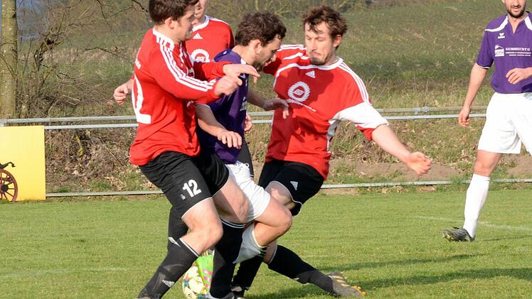 Der FC Pommersfelden (hier wird Spielertrainer Roland Kleebauer von drei Mühlhausenern umzingelt) wird wohl auch in dieser Saison einer der Gejagten sein. In der vergangenen Spielzeit verpasste das Team von Trainer Roland den Aufsteig in der A-Klasse Bamberg 1 nur knapp.  Foto: Picturedreams/Archiv