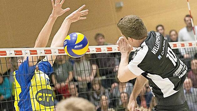 Sven Kellermanns (r.) Angriffsschlag bleibt an der Netzkante h&auml;ngen. Foto: Frank Heumann