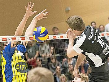 Sven Kellermanns (r.) Angriffsschlag bleibt an der Netzkante hängen. Foto: Frank Heumann