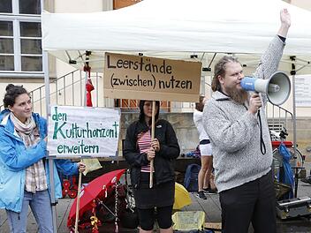 Michael Schmitt und das Organisationsteam des Kulturfestivals "Kontakt" haben ihre Ziele erreicht. Eine Zwischennutzung der Lagardekaserne ist nun doch möglich.  Foto: Matthias Hoch