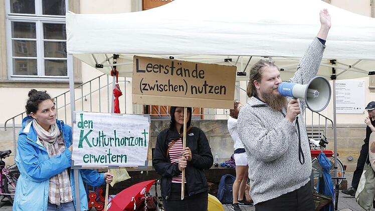 Michael Schmitt und das Organisationsteam des Kulturfestivals "Kontakt" haben ihre Ziele erreicht. Eine Zwischennutzung der Lagardekaserne ist nun doch möglich.  Foto: Matthias Hoch