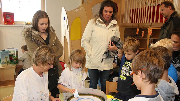 Jetzt noch ein bisschen Blau und Weiß - schon ist das Kunstwerk fertig, findet Max Häublein (5). Foto: Sonny Adam