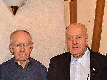 Vorsitzender Martin Thümer (von links) ehrt für 50 Jahre Vereinsmitgliedschaft Gustav Neder, Johann Schneider und Heinrich Warmuth.