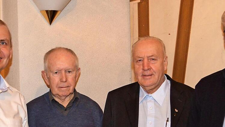 Vorsitzender Martin Thümer (von links) ehrt für 50 Jahre Vereinsmitgliedschaft Gustav Neder, Johann Schneider und Heinrich Warmuth.
