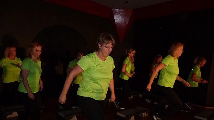 Flott war die Eröffnung der 10. Langen LQN-Kulturnacht durch die Wartenfelser Gymnastikdamen mit "Step by Step".   Foto: Klaus-Peter Wulf