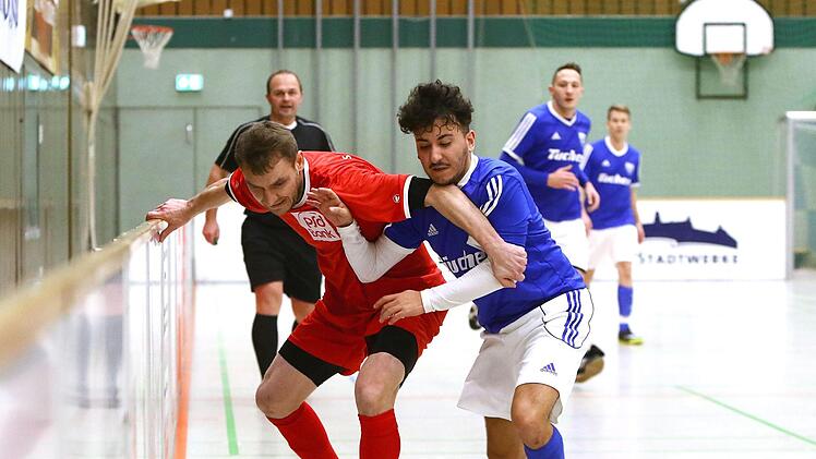 Mustafa Karli (VfB/rechts) im Zweikampf mit Aleksej Larkow. Foto: Monika Limmer