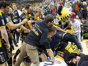 Wo ist der Matchwinner? Die Coburger stürzten sich nach Spielende auf Andreas Schröder, der das entscheidende Tor zum 27:26-Sieg erzielte.