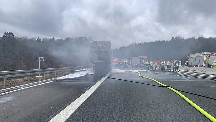 A3: Auto fährt in stehenden Lastwagen und geht sofort in Flammen auf