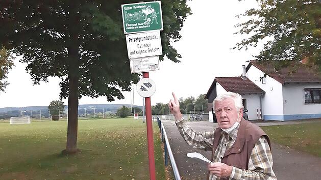 Paul Habich, der die Interessen der Eltern und Betroffenen wegen der Hundekotverunreinigungen vertritt, vor dem Sportgelände des FC Schwürbitz