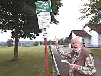 Paul Habich, der die Interessen der Eltern und Betroffenen wegen der Hundekotverunreinigungen vertritt, vor dem Sportgelände des FC Schwürbitz