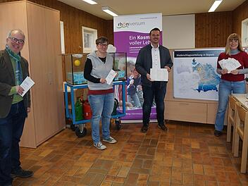 Für das Jahr 2022 gibt es wieder Lehrerfortbildungen in der Umweltbildungsstätte Oberelsbach und dem Schullandheim Bauersberg. Das Bild zeigt von links: Markus Seibel (Geschäftsführer der Schullandheim Hobbach-Bauersberg gGmbH), Regina Derleth (pädagogische Fachbetreuung Umweltbildungsstätte), Bernd Fischer (Geschäftsführer Umweltbildungsstätte) und  Andrea Schmitt (Leiterin Studienhaus im Schullandheim Bauersberg). Foto: Marion Eckert