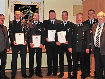 Die Feuerwehr Hesselbach ehrte langj&auml;hrige Aktive. Unser Bild zeigt (von links) Pfarrer Sven Raube, Zweiten B&uuml;rgermeister Gerhard Eidloth, die Jubilare Andr&eacute; Welsch, Stephan Neubauer, Ralf Welsch und Matthias Kestel, Kreisbrandrat Joachim Ranzenbe...