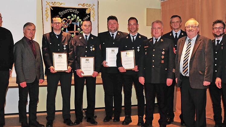 Die Feuerwehr Hesselbach ehrte langj&auml;hrige Aktive. Unser Bild zeigt (von links) Pfarrer Sven Raube, Zweiten B&uuml;rgermeister Gerhard Eidloth, die Jubilare Andr&eacute; Welsch, Stephan Neubauer, Ralf Welsch und Matthias Kestel, Kreisbrandrat Joachim Ranzenbe...