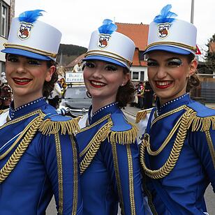 Mit vielen Fuß- und Musikgruppen