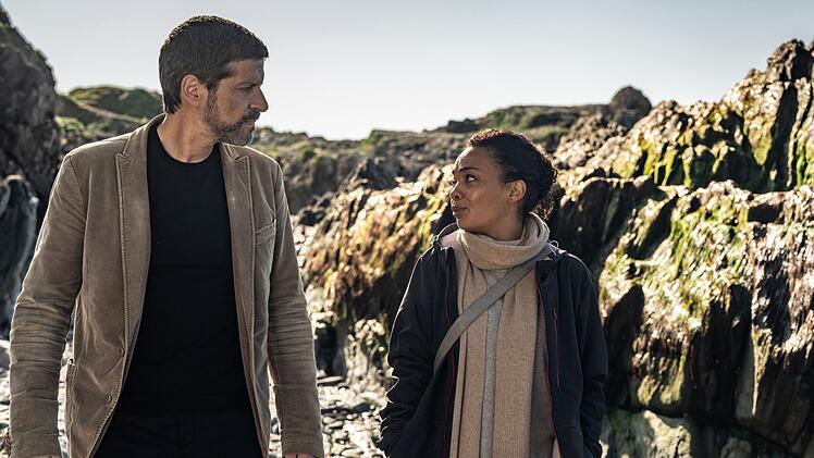 Dupin (Pasquale Aleardi) l&auml;sst Romy (Sithembile Menck), die Witwe des Ermordeten, nach Ouessant kommen, damit sie die Leiche identifiziert. Sie berichtet, dass Lionel zuletzt viel an seinem Handy besch&auml;ftigt war.