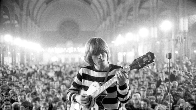 Sein stark vom Blues gepr&auml;gtes Gitarrenspiel faszinierte Publikum und Mitmusiker: Brian Jones trug ma&szlig;geblich dazu bei, dass die von ihm mitgegr&uuml;ndeten Rolling Stones zu einer der gr&ouml;&szlig;ten Rock'n'Roll-Bands der Welt aufstiegen. Sp&auml;ter verlor er sich in Selbstunsicherheit und Drogen - und wurde aus der Band gefeuert.