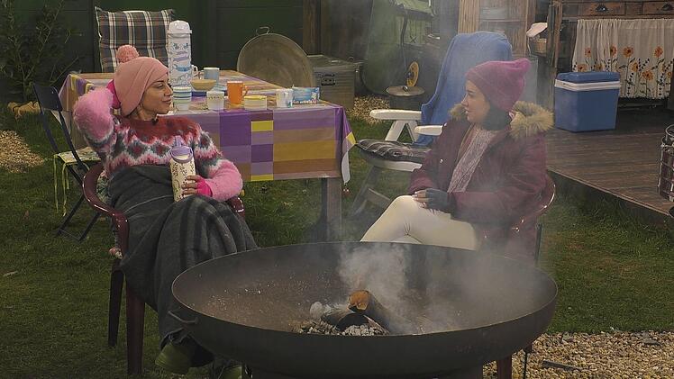 Im Garten geht's ungem&uuml;tlicher zu. Da mussten S&auml;ngerin Nadja Benaissa (links) und "Bachelor"-Gewinnerin Francesca Morgese schon am Feuerchen kuscheln, damit's warm wurde.