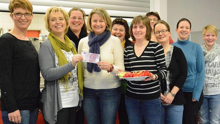 Die fleißigen Frauen spenden auch noch: Romana Heinemann-Kufer überreicht 500 Euro an Angelika Heilmann vom Elternbeirat.  Foto: Assmann