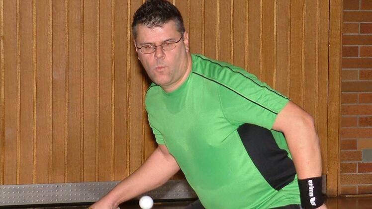 Obwohl Thomas Kolb von der SG Neuses IV (4. Kreisliga) seine zwei Einzel und ein Doppel gegen den SV Hummendorf gewann, hatte sein Team am Ende mit 7:9 das Nachsehen.  Foto: Hans Franz