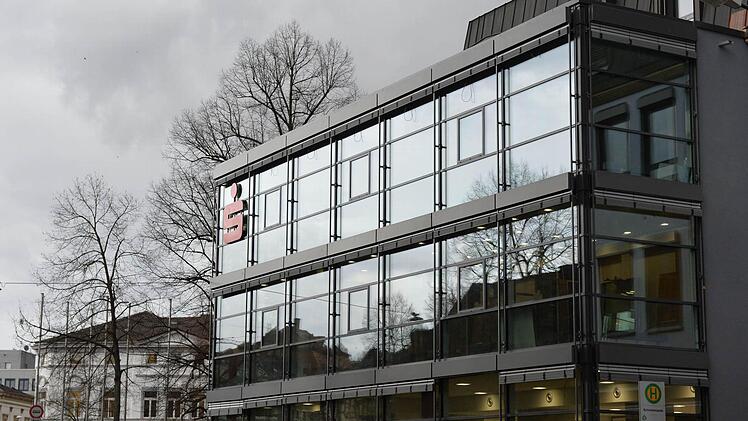Für die Sparkasse ein Novum. Erstmals kann das Bamberger Geldinstitut die Mehrheit der Auszubildenden nicht übernehmen. Die Personalie hat wirtschaftliche Gründe.  Foto: Ronald Rinklef