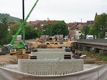 Die Pfeiler warten darauf, dass die Stahlträger umgesetzt werden.Foto: Arkadius Guzy