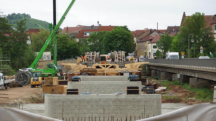 Die Pfeiler warten darauf, dass die Stahlträger umgesetzt werden.Foto: Arkadius Guzy