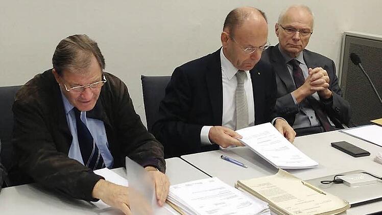 Die "Sachverständigen-Bank": Am Dienstag sagte Rechtsmediziner Professor Doktor Dieter Patzelt (rechts) aus.  Archivfoto: Anna Lienhardt
