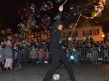 Kunst mit Seifenblasen gab's zum Auftakt mit Perujo aus N&uuml;rnberg vor der B&uuml;hne.  Foto: Bernhard Panzer