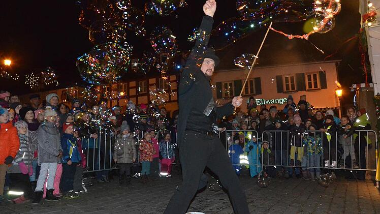 Kunst mit Seifenblasen gab's zum Auftakt mit Perujo aus N&uuml;rnberg vor der B&uuml;hne.  Foto: Bernhard Panzer