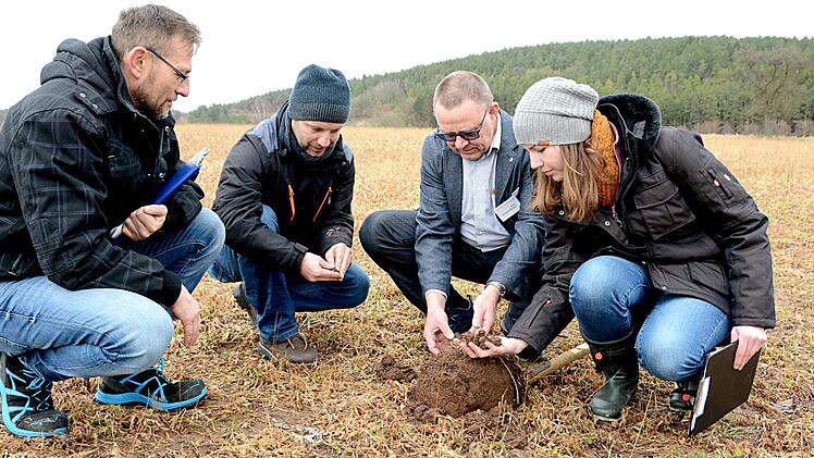 Thomas Ruckdeschel, Alexander Wölfel, Klaus Schiffer-Weigand und Bernadette Ackermann (von links) begutachten eine Bodenprobe. Foto: Dagmar Besand