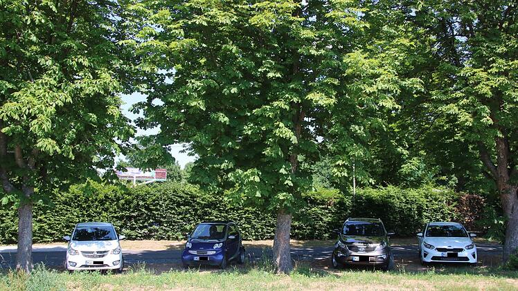 Die schattigen Stellplätze sind natürlich angesichts der hochsommerlichen Temperaturen verlockend - auch wenn sie sich im gesperrten Bereich befinden. Foto: Jürgen Gärtner