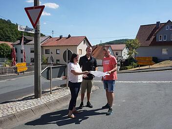 Bürgermeisterin Sonja Reubelt bespricht mit Marco Reith vom Bayernwerk und Gemeinderat Steffen Zehe die Standorte für die Straßenbeleuchtung.  Foto: Marion Eckert