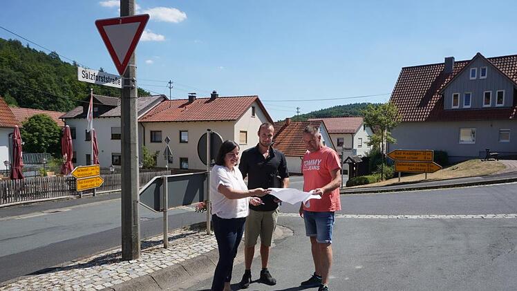 Bürgermeisterin Sonja Reubelt bespricht mit Marco Reith vom Bayernwerk und Gemeinderat Steffen Zehe die Standorte für die Straßenbeleuchtung.  Foto: Marion Eckert