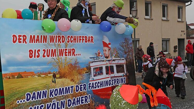Vom Gemeindewagen regnete es Süßigkeiten.