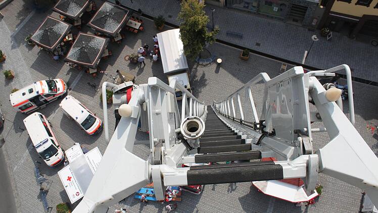 So sieht der Blick von dercv Drehleiter nach unten aus.