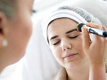 Abpudern und schminken: Kosmetiker behandeln ihre Kunden nicht nur im Kosmetikstudio. Sie können auch in Wellness-Hotels oder bei Modeschauen eingesetzt werden.  Fotos: Marius Becker