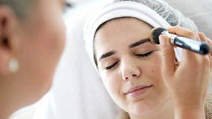 Abpudern und schminken: Kosmetiker behandeln ihre Kunden nicht nur im Kosmetikstudio. Sie können auch in Wellness-Hotels oder bei Modeschauen eingesetzt werden.  Fotos: Marius Becker