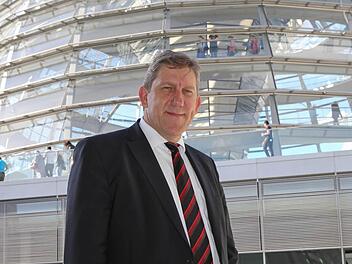 Strullendorfs langjähriger Bürgermeister Andreas Schwarz vor seinem neuen Arbeitsplatz in Berlin, dem Bundestag. Foto: RiegerPress